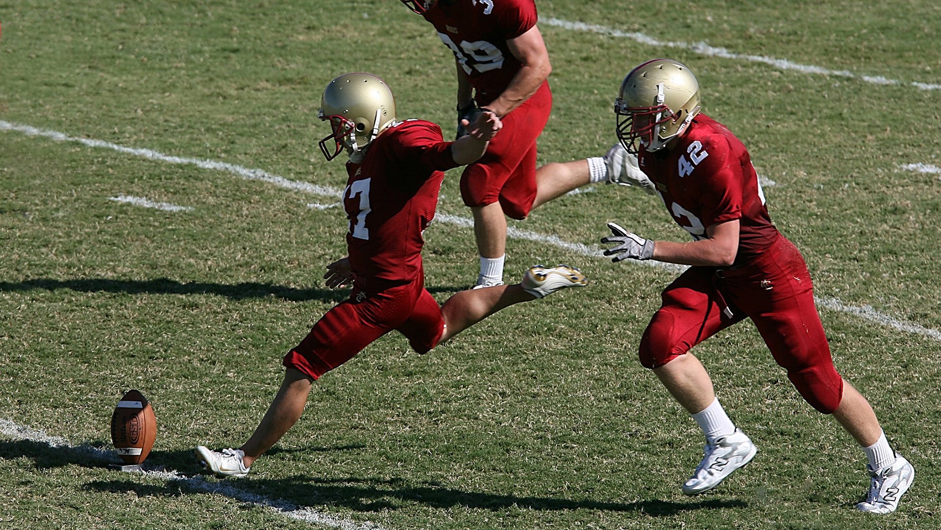 国足球员参加公益活动展现担当,媒体_足协为国足举办庆功宴