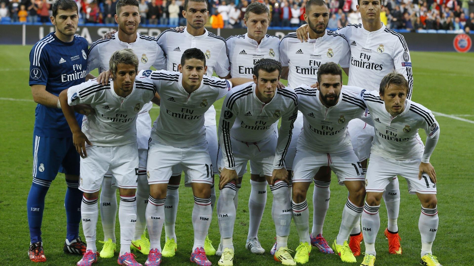 裁判员利用智能设备提高判罚效率与精度水平,裁判员在比赛中执行规则时的技术用语和动作